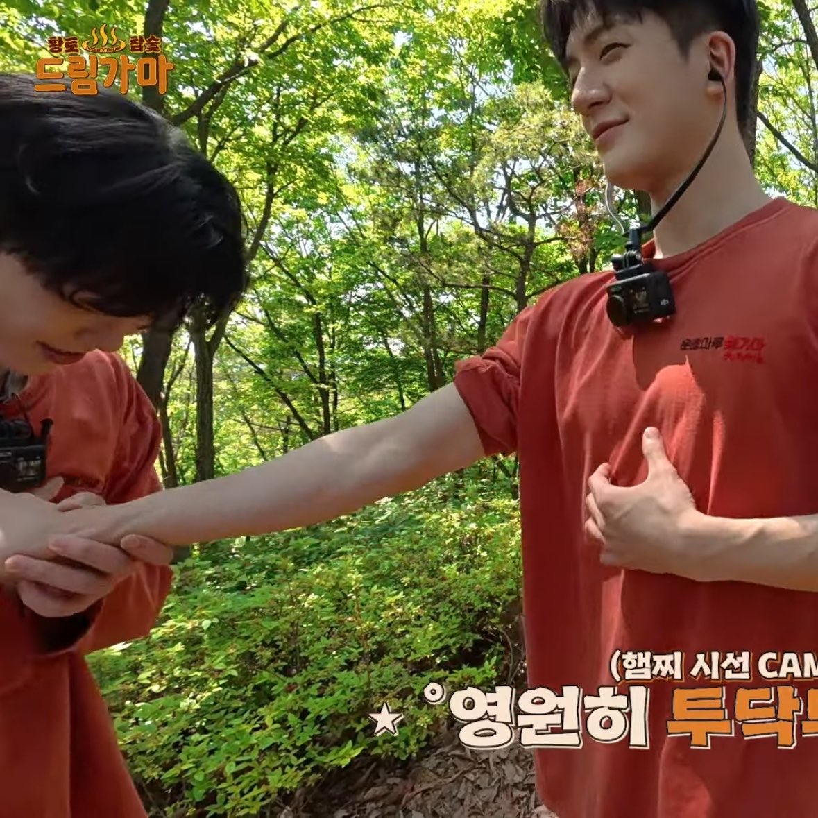 ljnsbff's tweet photo. caught on jisung’s camera…. uhm what are u doing jeno ????? https://t.co/wvhvYh4c41