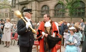VfLBochum1848EN's tweet photo. In 1986, to commemorate 30 years of the twinning arrangement, the Bochum Bell (located in the Peace Gardens) was presented to the City of Sheffield in May. In the same month, Lord Mayor Heinz Eikelbeck took part in the 'Sheffield Lord Mayor's Parade'. https://t.co/v9jVyoi2Qm
