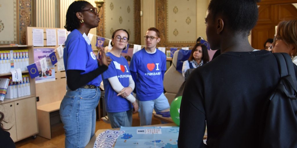 infojeunesbfc's tweet photo. La campagne de recrutement du réseau des Ambassadeurs Erasmus+ est ouverte jusqu'au 4 juin ! 
Les #Ambassadeurs ont pour mission d’inspirer, d’informer et de rassurer de futurs candidats ayant un projet de départ à l'étranger | @ErasmusplusFR.
+ d'infos : https://t.co/V7nllb6zql https://t.co/SAkGaLxbWY