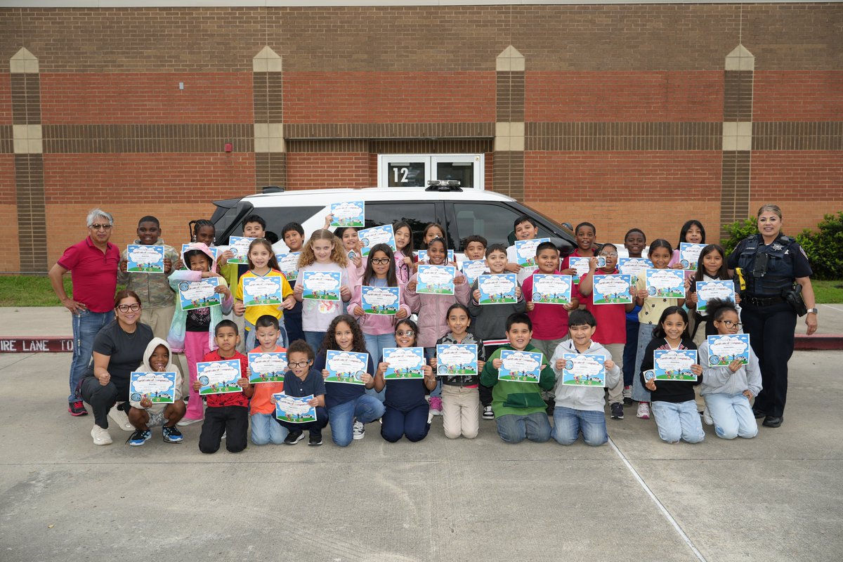 Pct6Constable's tweet photo. As summertime approaches, our Precinct 6 Friends4Ever program wrapped up another great season of teaching students how to say NO to negative influences with students from BCM Biotech Academy at Rusk, NQ Henderson Elementary School, and Gregg Elementary School. https://t.co/4QEZOlKGUa