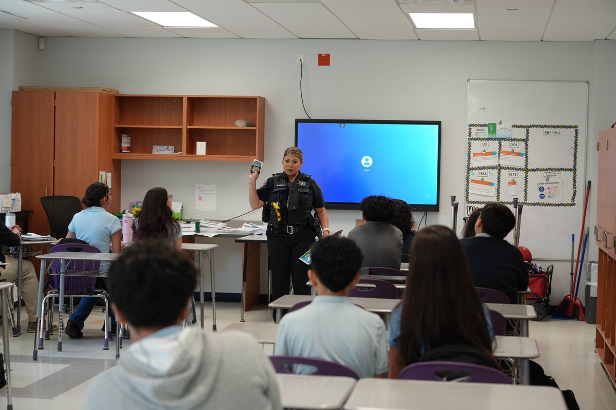 Pct6Constable's tweet photo. As summertime approaches, our Precinct 6 Friends4Ever program wrapped up another great season of teaching students how to say NO to negative influences with students from BCM Biotech Academy at Rusk, NQ Henderson Elementary School, and Gregg Elementary School. https://t.co/4QEZOlKGUa