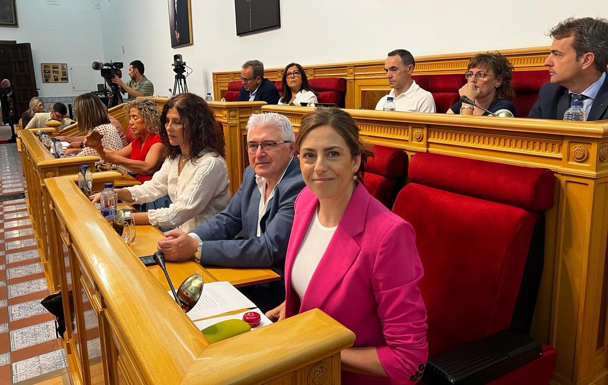psoe_toledoayto's tweet photo. @63_alicia 🗣️ @NoeliaCChozas denuncia que Velázquez ha convertido el Ayuntamiento en una oficina de quejas, dedicada únicamente a “instar” a otras administraciones mientras carece de proyecto propio 

👉 “Todas las obras que inaugura en la ciudad las están haciendo otras administraciones” https://t.co/kpiwBtC0M9