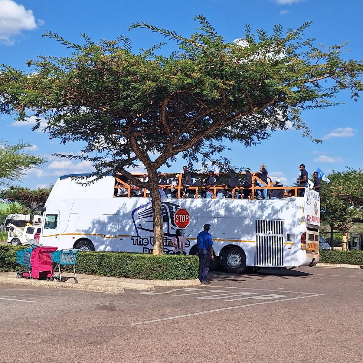 Benzo_Ndlovu's tweet photo. Magesi who took the Carling cup from their mouth used the same bus they used 😭😭😭😭😭😭

Today they are mocking the same bus https://t.co/7Tg181kKUn