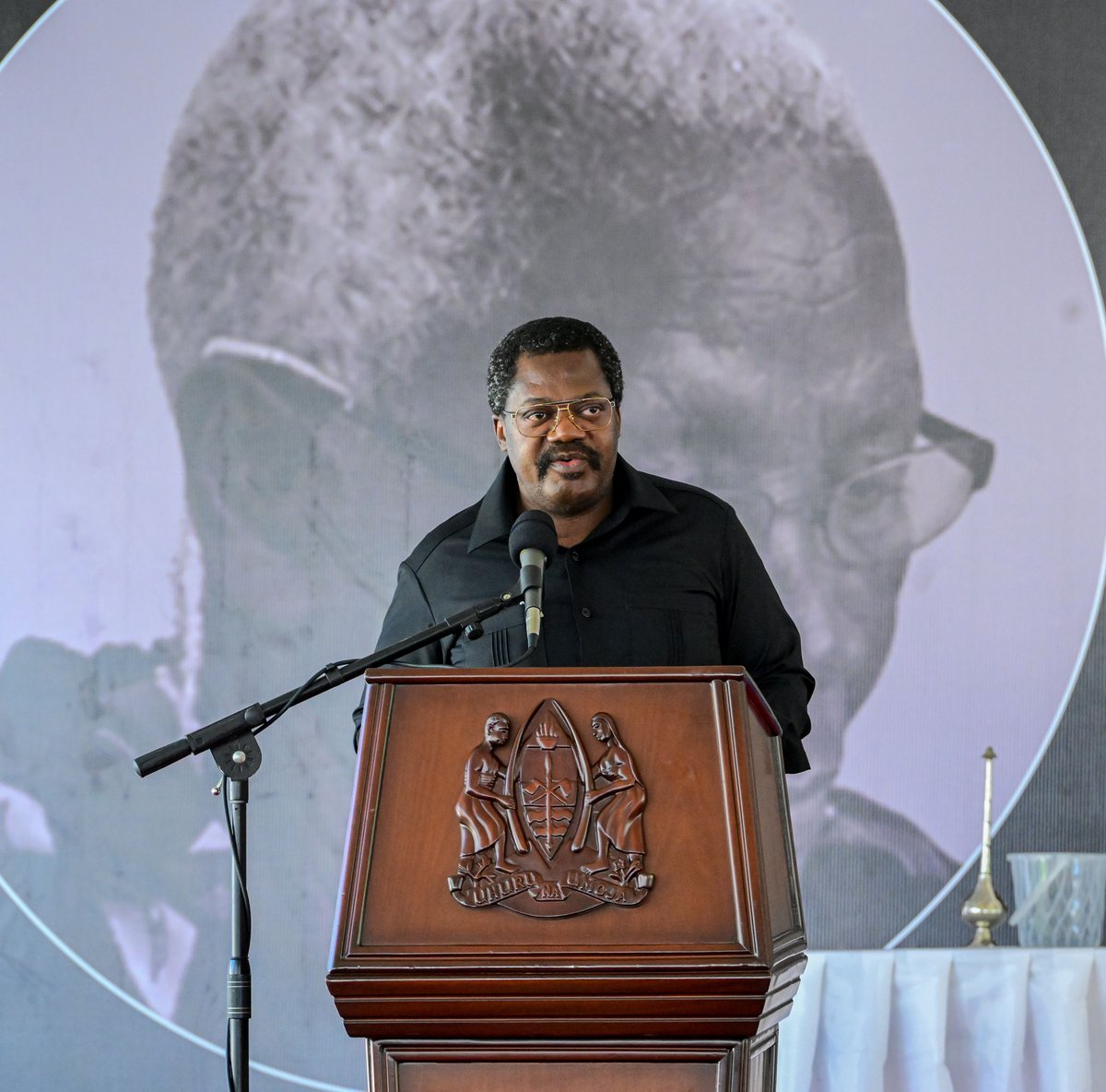 VPTanzania's tweet photo. Makamu wa Rais Mhe.  Balozi Dkt. Emmanuel Nchimbi akitoa salamu za rambirambi mara baada ya Ibada ya kumuombea marehemu Bi. Suzana Ngolo Magufuli ambaye ni Mama wa aliyekuwa Rais wa Awamu ya Tano Hayati Dkt. John Pombe Magufuli, iliyofanyika Viwanja vya Kilimani Wilayani Chato. https://t.co/PkJZoOrOtW