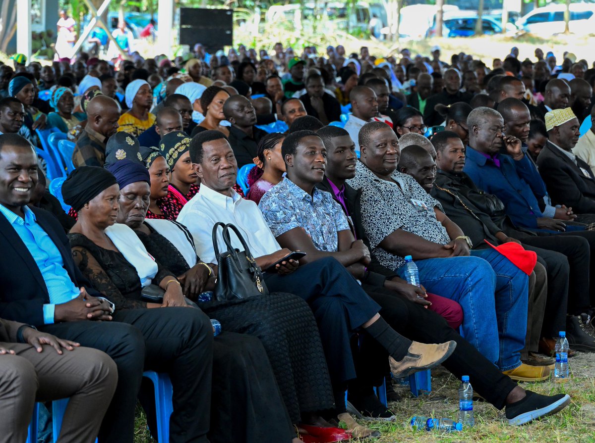 VPTanzania's tweet photo. Makamu wa Rais Mhe.  Balozi Dkt. Emmanuel Nchimbi akitoa salamu za rambirambi mara baada ya Ibada ya kumuombea marehemu Bi. Suzana Ngolo Magufuli ambaye ni Mama wa aliyekuwa Rais wa Awamu ya Tano Hayati Dkt. John Pombe Magufuli, iliyofanyika Viwanja vya Kilimani Wilayani Chato. https://t.co/PkJZoOrOtW