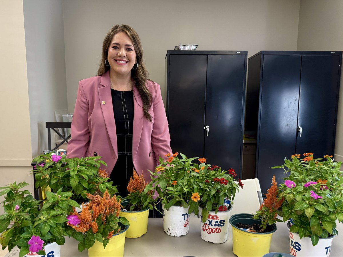 COSA_CD8's tweet photo. Yesterday, I had the pleasure of enjoying a few rounds of Lotería with the wonderful senior community at St. Matthew’s Church in District 8.

We shared great conversations, lots of laughs, and even gave away some plants 🪴 as prizes! https://t.co/UbSrwLDn7V