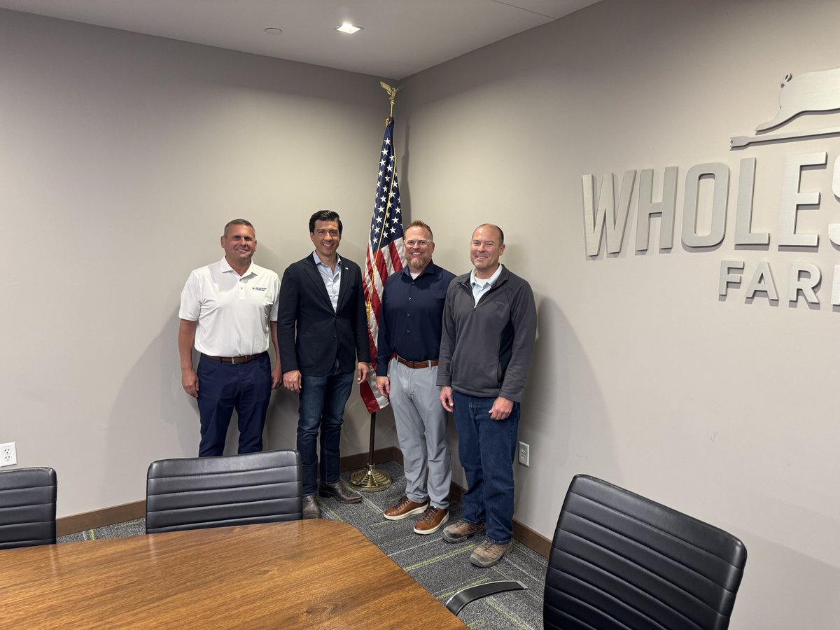 USDAForeignAg's tweet photo. Born. Raised. Harvested. Processed. 

U/S Lindberg toured Wholestone Farms in NE, a producer-owned pork processor working to connect American farms to consumers around the globe.

Wholestone supports @USDA’s Product of USA label and processes 11,500+ head of pork PER DAY. 🇺🇸 https://t.co/PNdzkj8BZJ