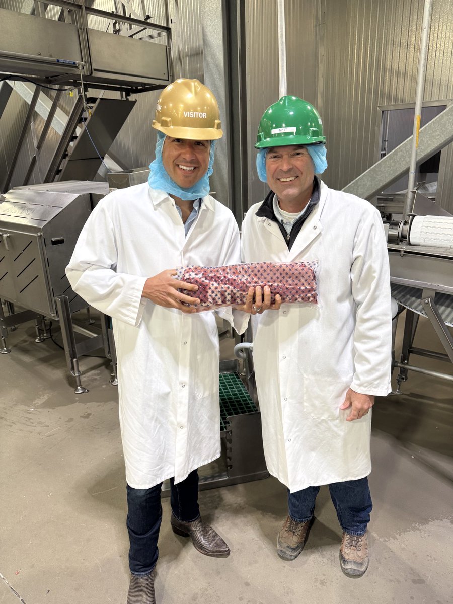 USDAForeignAg's tweet photo. Born. Raised. Harvested. Processed. 

U/S Lindberg toured Wholestone Farms in NE, a producer-owned pork processor working to connect American farms to consumers around the globe.

Wholestone supports @USDA’s Product of USA label and processes 11,500+ head of pork PER DAY. 🇺🇸 https://t.co/PNdzkj8BZJ
