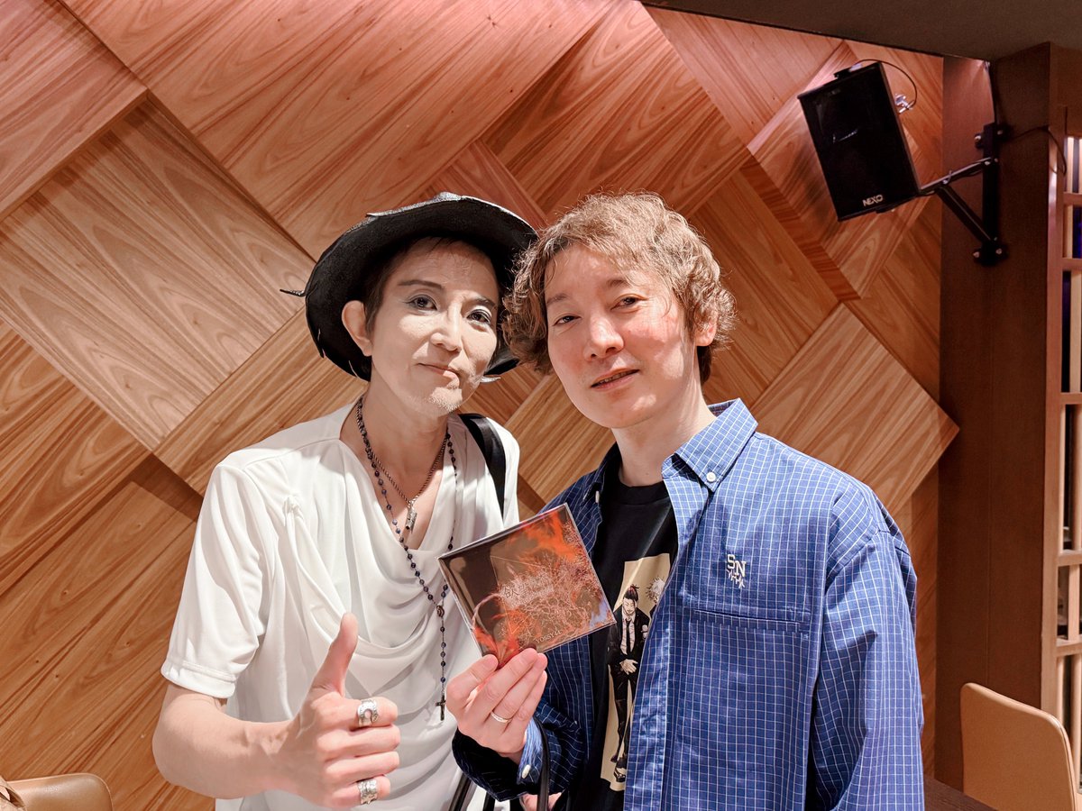 cuttinguitar's tweet photo. YOSSYさんのライブを観に神楽坂天窓へ。ベース&amp;ピアノサポートにワタナベモリヲ君を迎え、聴き馴染んだ曲の彩りが増してとても良かったです。イベント一番手のタルディグラーダも良かったなー。特にモリヲ君のピアノとイワ君のパーカスのやり合いが素敵でした。 https://t.co/JyhW4SxVog