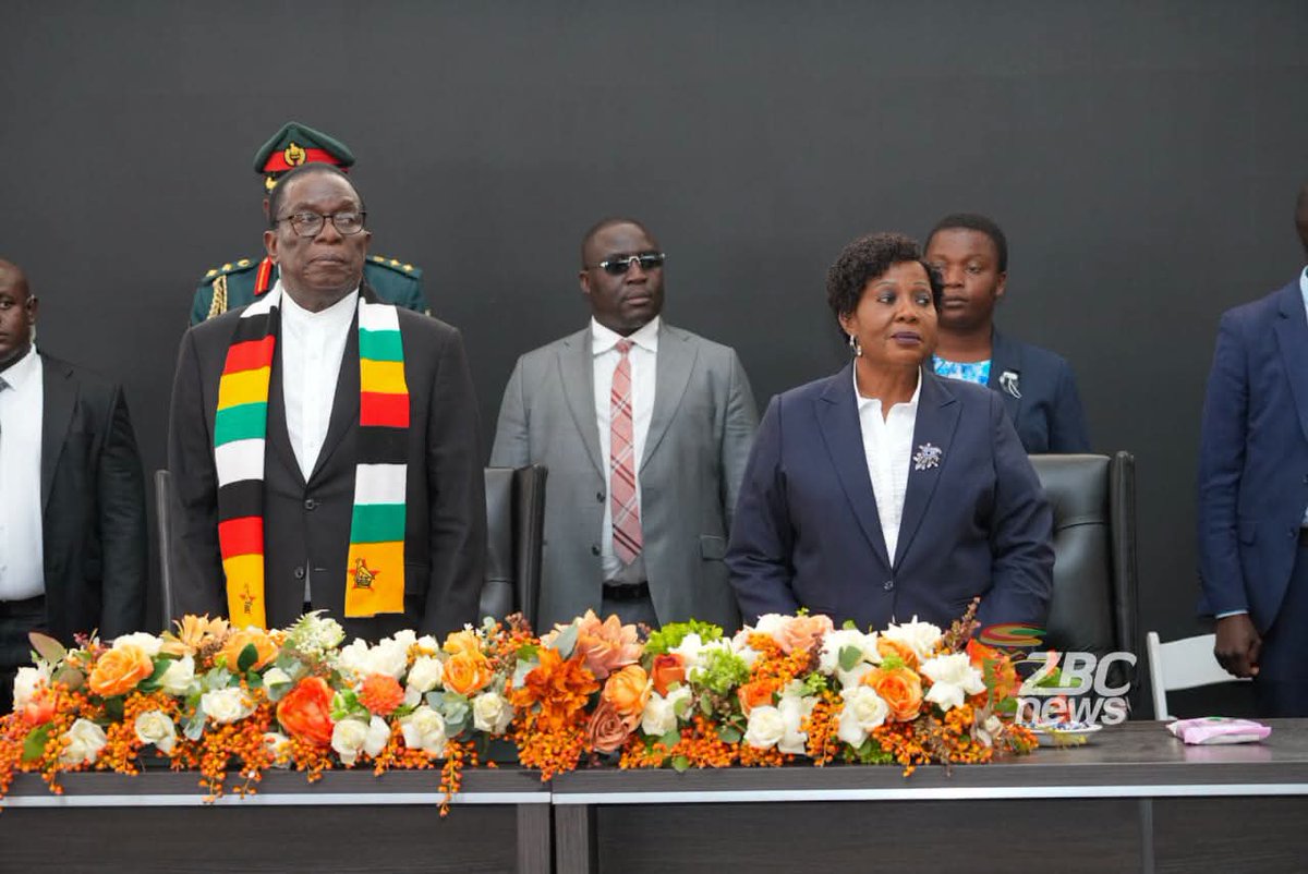 timotonho's tweet photo. President @edmnangagwa, accompanied by the @ZimFirstLady, has arrived at State House in Harare for the Zimbabwe Women Excellence Awards. The event has brought together distinguished women from political, economic and social spheres in recognition of their contribution to national development and Zimbabwe’s Vision 2030 aspirations.

#ZimbabweWomenExcellenceAwards