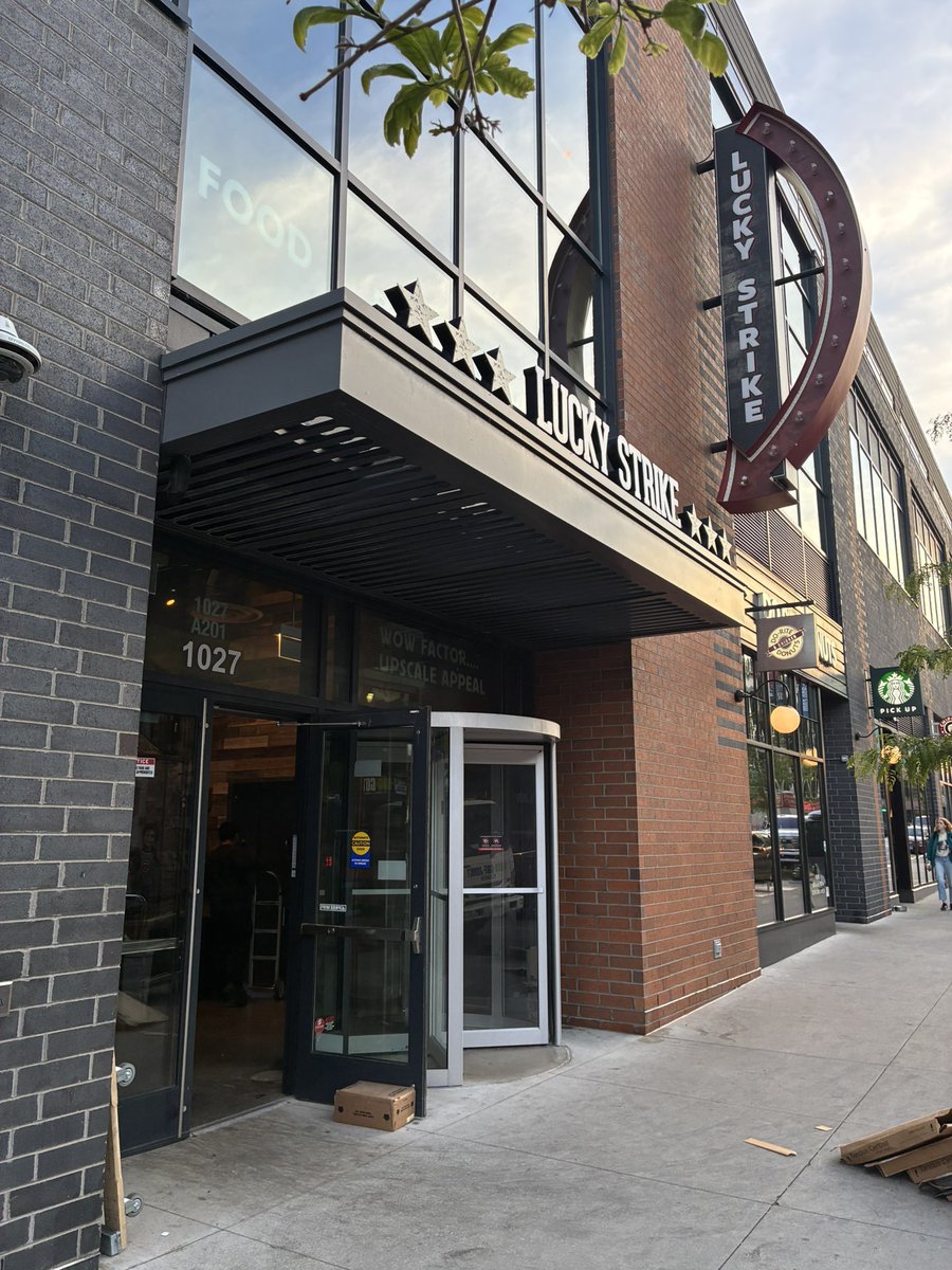 Chicago_History's tweet photo. Effective immediately, Lucky Strike Wrigleyville has officially closed its doors.

#ChicagoHistory ☑️ https://t.co/OF5Ydun8KJ