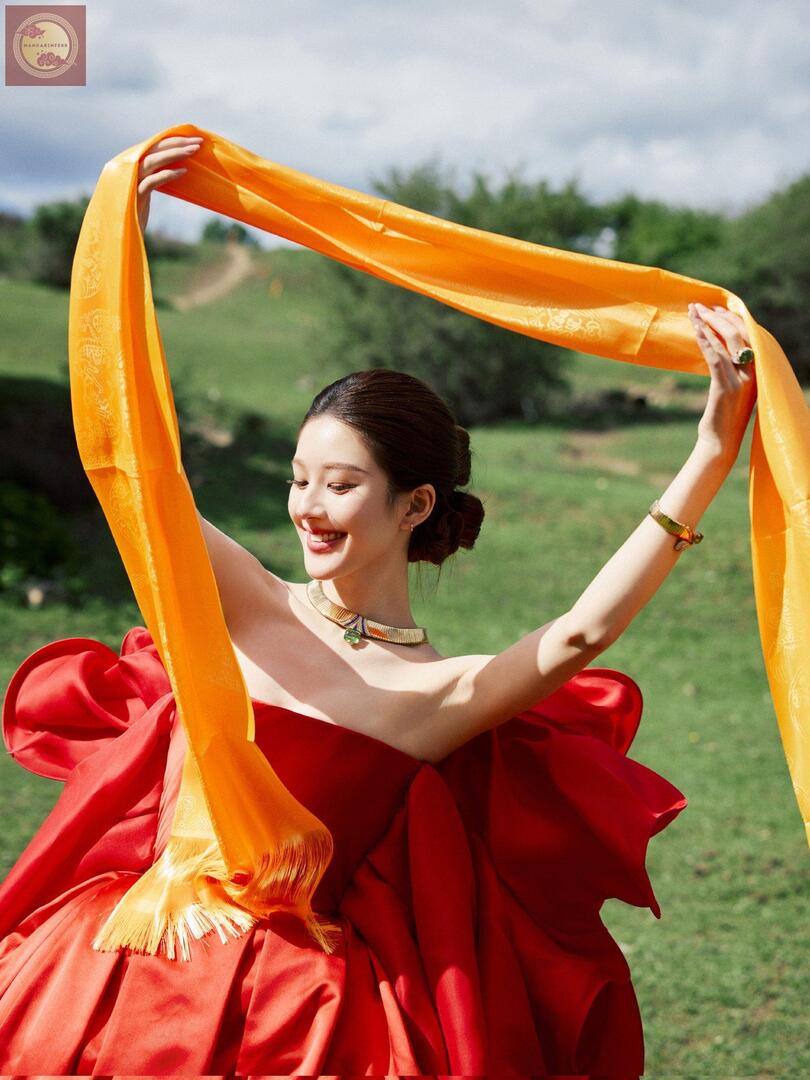 mandarinfess's tweet photo. [nihao] really can't get over how radiant zhao lusi looks here 😭 she looks like a literal sunshine goddess in red and gold ✨👑🌹 https://t.co/mXio9tng4H