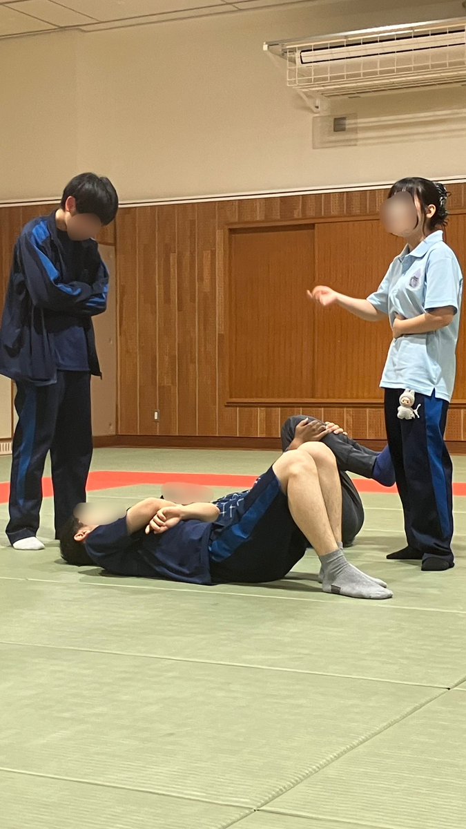 takegeki's tweet photo. 中間考査明けの部活、81期2人が仮入部に来てくれました！今はまだ5人だけの81期、これからもっと仲間が増えるといいね👍そして3枚目はたまたま部Tを着てきた3人組🦊なんだか懐かしいです、、、 https://t.co/ByZNDcvbMa