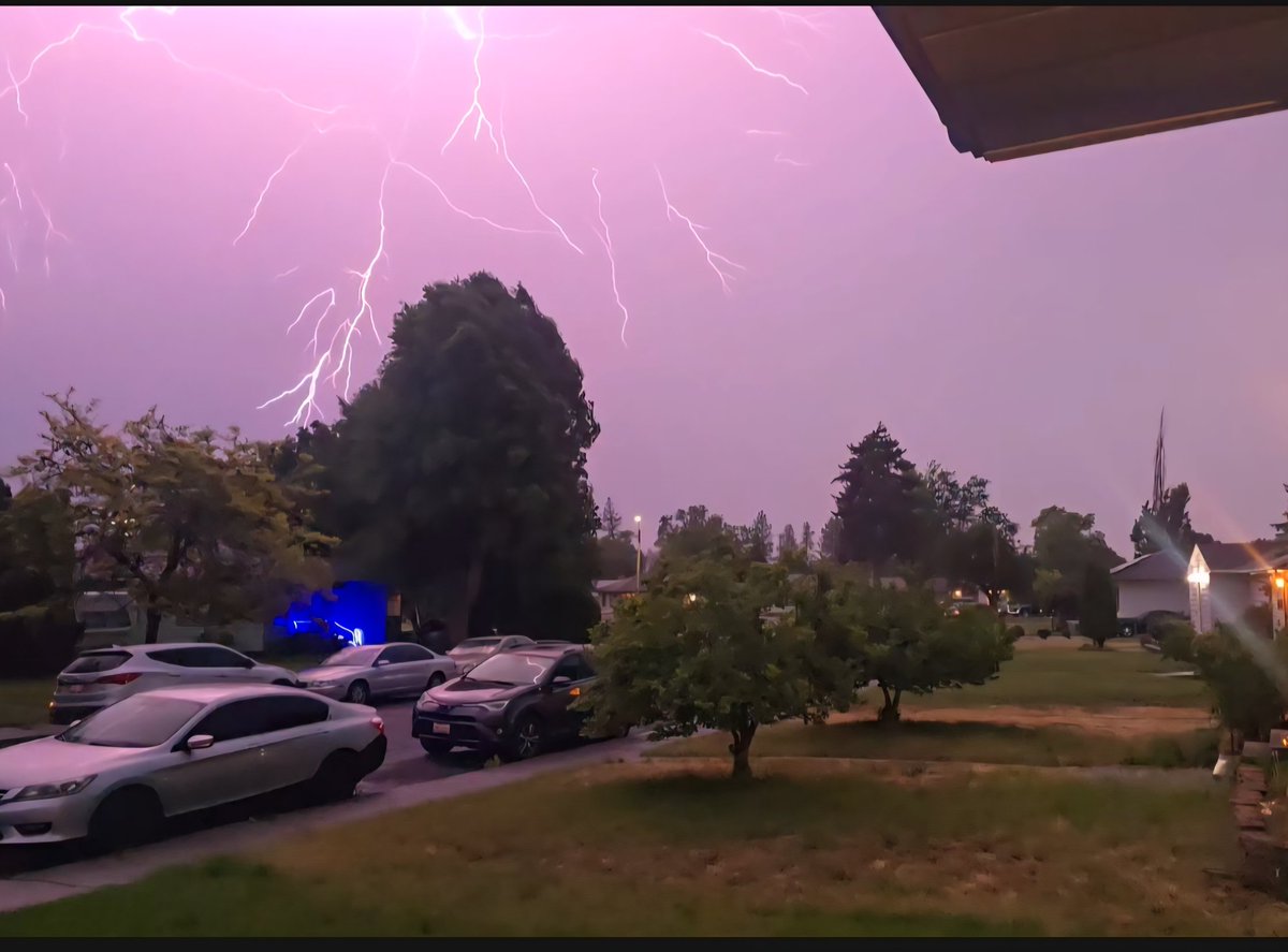 Swife08's tweet photo. 🌧⚡️Lastnights storm😍 https://t.co/OwC31tc1td