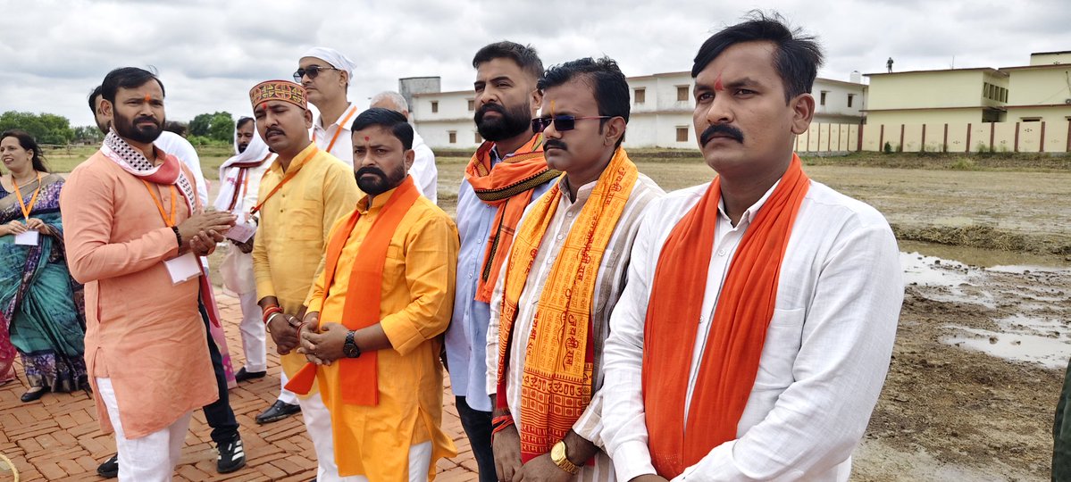 DrMithilesh5's tweet photo. आज जनपद मऊ में ग्रामीण सैनिक हास्पिटल ताजोपुर के उद्घाटन समारोह में मुख्य अतिथि उत्तर प्रदेश के लोकप्रिय,यशस्वी मुख्यमंत्री ,पूज्य माननीय @myogiadityanath जी महाराज जी का आशीर्वाद प्राप्त हुआ
आपके आशीर्वाद मिलने के बाद हम सभी योगीसेवको के अंदर ऊर्जा का संचार होता है। https://t.co/FNBune2Gn9
