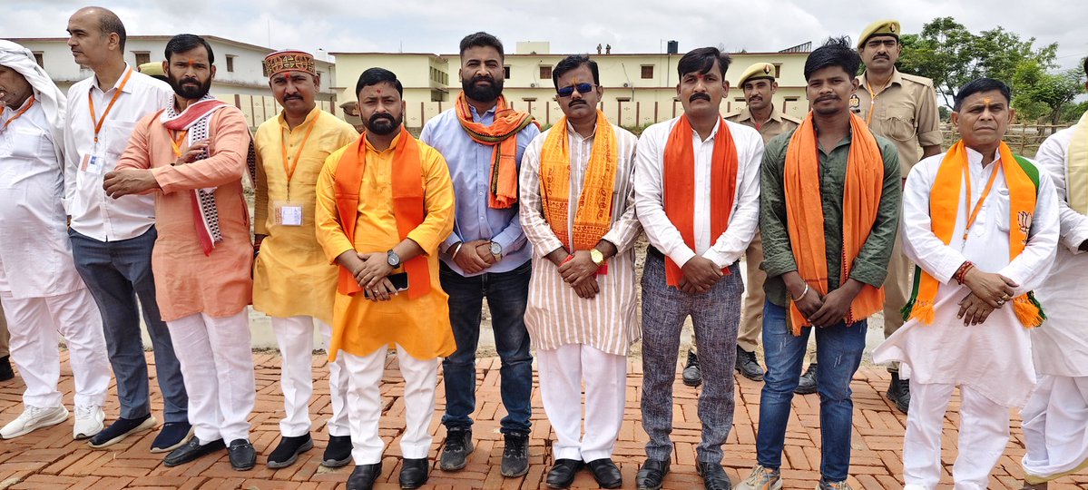 DrMithilesh5's tweet photo. आज जनपद मऊ में ग्रामीण सैनिक हास्पिटल ताजोपुर के उद्घाटन समारोह में मुख्य अतिथि उत्तर प्रदेश के लोकप्रिय,यशस्वी मुख्यमंत्री ,पूज्य माननीय @myogiadityanath जी महाराज जी का आशीर्वाद प्राप्त हुआ
आपके आशीर्वाद मिलने के बाद हम सभी योगीसेवको के अंदर ऊर्जा का संचार होता है। https://t.co/FNBune2Gn9