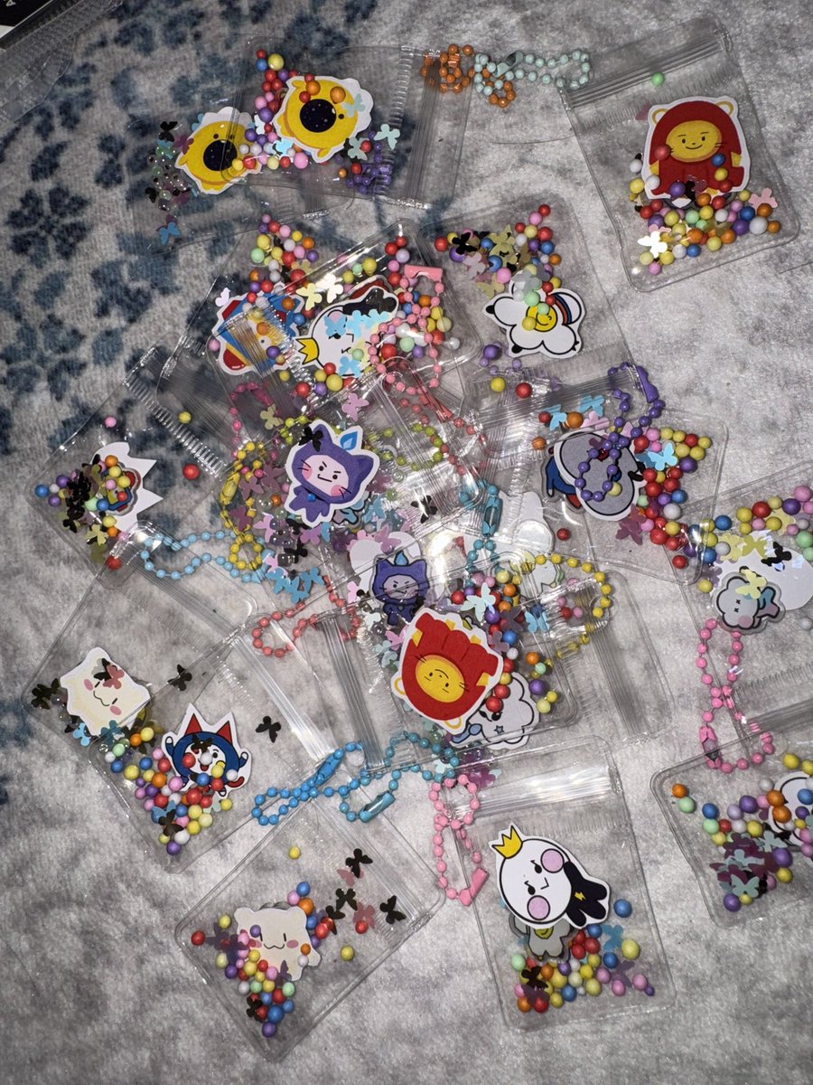 serimbubs's tweet photo. Hi TeuMY!
I ada a very smol freebies prepared for you guys tau. Will update my exact location esok. For those yang nak trade, bagitau je cakap nak trade (cs I accept on the spot trading je). Sebelum ambik pls show me your ticket yang nampak your section tau #TREASUREinKL https://t.co/lvdTLXulI8