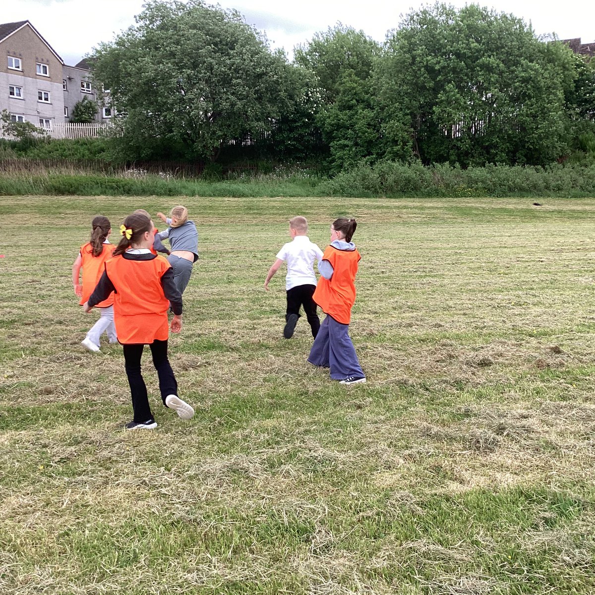 stserfs_3's tweet photo. Primary 3 enjoyed playing football and making fruit kebabs with their friends! https://t.co/AVFfyEioDP