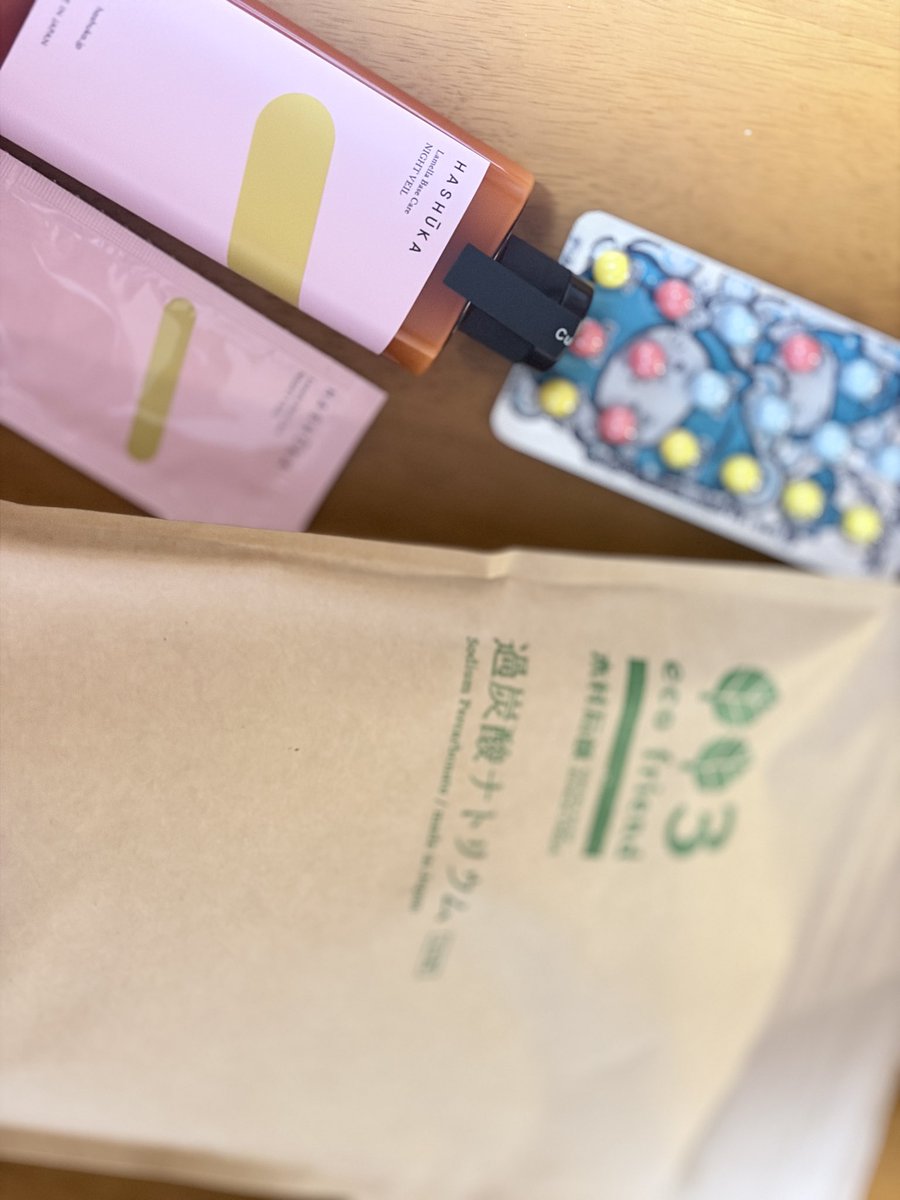 6sa___yu's tweet photo. 👧ままー！シャンプーきてるよ！
👩ちっちっち☝️今日のはちがうのよ

「木村石鹸さん＝シャンプー」な我が子たち。母はナイトヴェールデビューします🫡

過炭酸ナトリウムは水筒の洗浄用に。 https://t.co/qXesZkbjWn