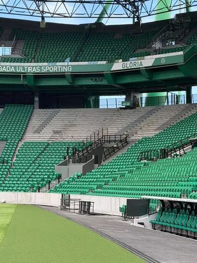thecasualultra's tweet photo. 🇵🇹🏟️ Sporting CP’s stadium renovations are stripping traditional seating zones at Alvalade to build premium lounges. 📉

Displaying hundreds of loyal club members just t cater to a few VIPs. You can buy the seats, but you can’t buy the atmosphere. 🟢⚪️

Football IS FOR THE FANS. https://t.co/f1ZbwtBipS