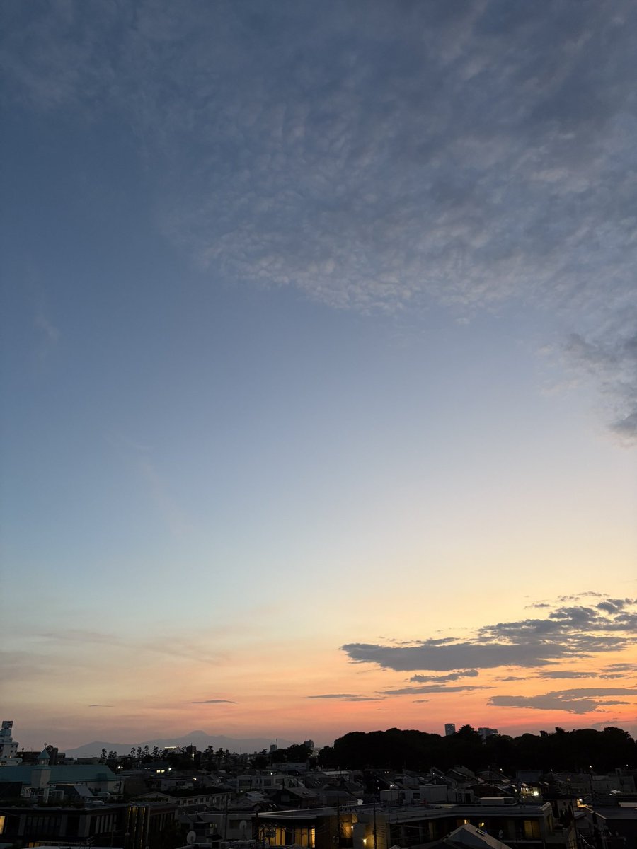 keikospade_tk's tweet photo. 思ってたより仕事早く終わったから近所のテラスまで夕焼け見に行ってきた。おやつと紅茶持って。夜ゴハン前の夕焼けピクニック☕️外が気持ちいい季節だね🍀仕事モードからプライベートタイムに切り替える儀式みたいなもの。今日の写真じゃないけど。 https://t.co/S2HSjbWrF6