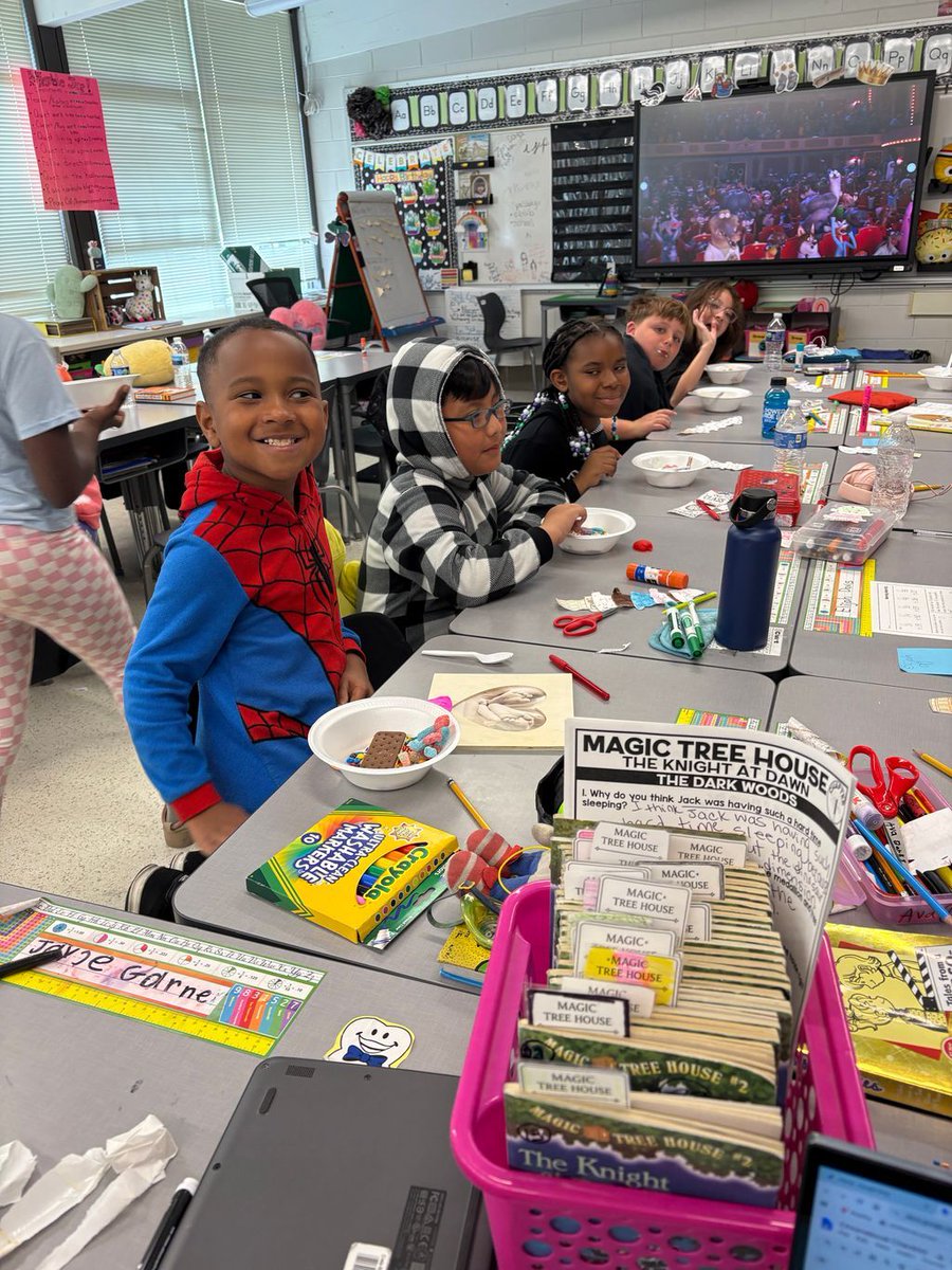 CM201U's tweet photo. At Balmoral, Room 10 celebrated with an ice cream sundae party after filling their classroom marble jar! 🍨 Students also earned toppings throughout the week by making positive choices each day. Great job, Room 10! 💙🐾 https://t.co/e3O5N5saVk