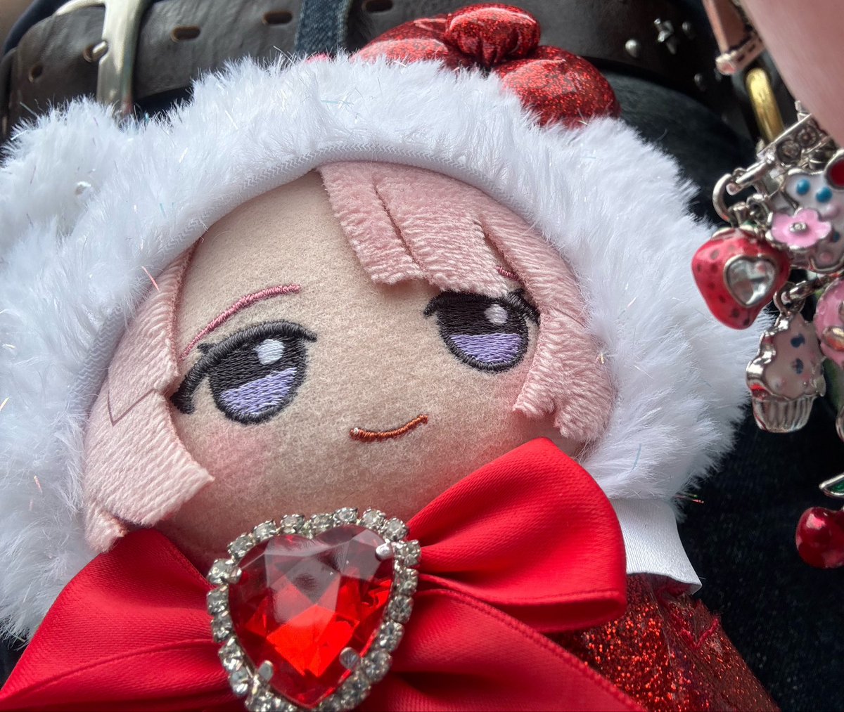 ma118can's tweet photo. 1年ぶりのハーモニーランド！
キティ狂のPの為に今年のまおはキティちゃんﾐ・◦・ﾐ🎀
大好きなまおと大好きなキティちゃんに会えてスーパーハッピー！まおちゃむもご満悦👍🍎
キティコーデなのでまおもキティちゃんに構ってもらえて最高でした👏✨😭👏✨ https://t.co/wl2zTyXPGl