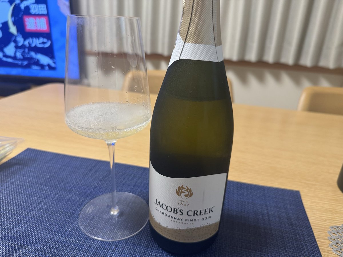 Sparkling_like's tweet photo. 金曜日も乾杯🥂です！
ただいま、ピザ🍕をチンしております。
我慢出来ず、お先に失礼します😅
はー、今週も削られた。。お疲れ様でした！ https://t.co/AjUce2psG9
