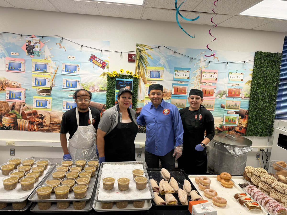 JonFlores_EP's tweet photo. Thank you El Paso Bakery for always providing the best treats!!! Pozole and pan 🥖 dulce for the final Friday @JohnDrugan_PK8.  @AthleticsJDS @SISD_ES #LeadLikeADragon https://t.co/mQCB6zXraT