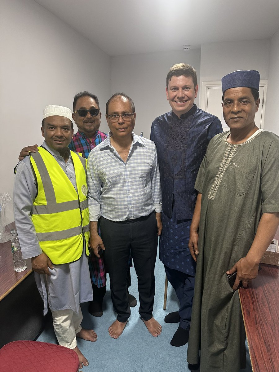 jonesbert's tweet photo. Honoured to be invited for Friday prayers at CHEACS. Introduced myself and promoted the mayors charities @ParkinsonsUK MIND and Haven House Children’s Hospice @RedbridgeLive https://t.co/FRkcmibhRJ