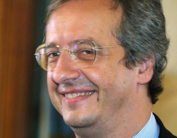 25YearsAgoLive's tweet photo. Walter Veltroni takes office as Mayor of Rome, Italy. https://t.co/dIodcOSqng