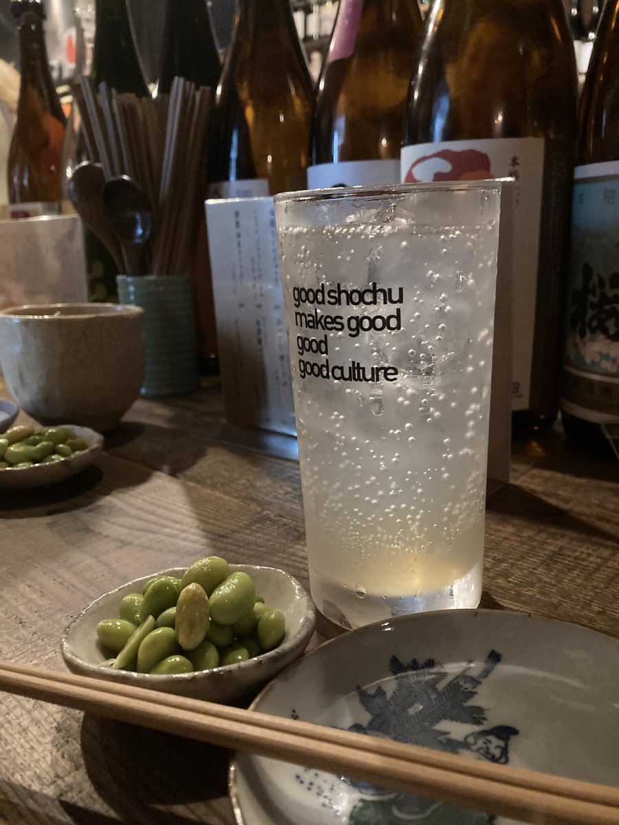 _nonosama_'s tweet photo. 入社以来ずっと私がメンターを務めている後輩が初めてメンターにアサインされ育成に悩んでいるそうで。

人を育てるのは難しいよねって育てた子に語る不思議😂
最後はゲラゲラ笑って今日も楽しいお酒でしたw

お花は一気に夏模様で涼しい感じ😌✨ https://t.co/MU3yMfHyKS