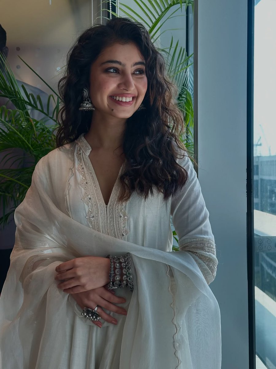 Sakina269131196's tweet photo. After that, no one wears white.😌
#SaraArjun https://t.co/KE9T89mKhs