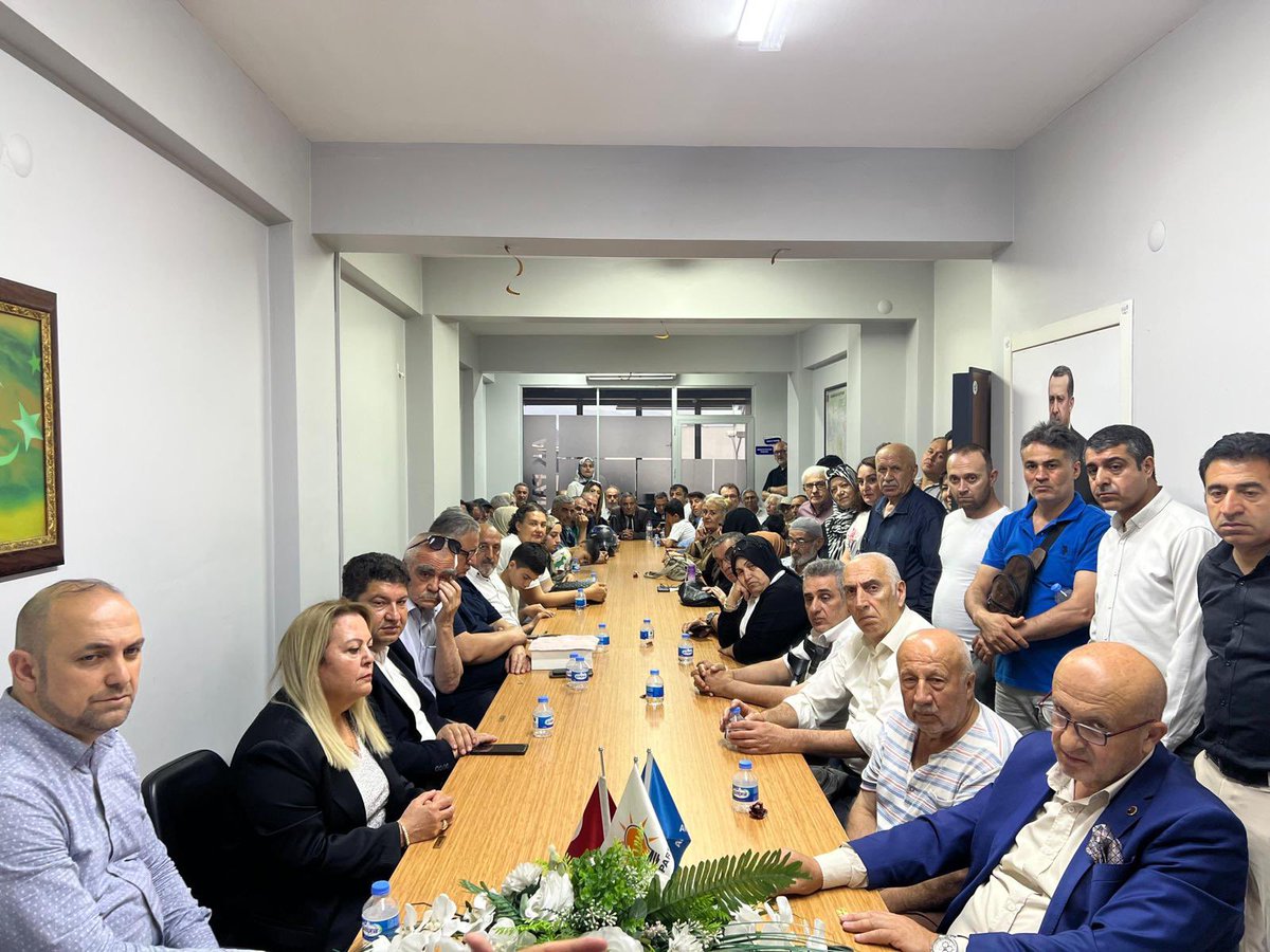 ak_karabaglar's tweet photo. Bayramlaşma programımızı, AK Parti Karabağlar İlçe Başkanımız Sn. @hseyinuzun12 öncülüğünde; birlik, beraberlik ve kardeşlik ruhu içerisinde büyük bir samimiyetle gerçekleştirdik.

Teşkilat mensuplarımız ve kıymetli hemşehrilerimizle bir araya gelerek bayramın sevincini, bereketini ve manevi iklimini paylaştık.

Katılım sağlayan tüm dava arkadaşlarımıza gönülden teşekkür ediyor, nice bayramlarda aynı inanç, aynı heyecan ve aynı birlik ruhuyla buluşmayı temenni ediyoruz.

🇹🇷 Rabbim birliğimizi, beraberliğimizi ve kardeşliğimizi daim eylesin.

Kurban Bayramımız mübarek olsun.

@Bilalsaygili 
@akpartiizmir 
@eyupkadirinan 
@acarfaruka 
@abuyukgumus 
@adnangunnar