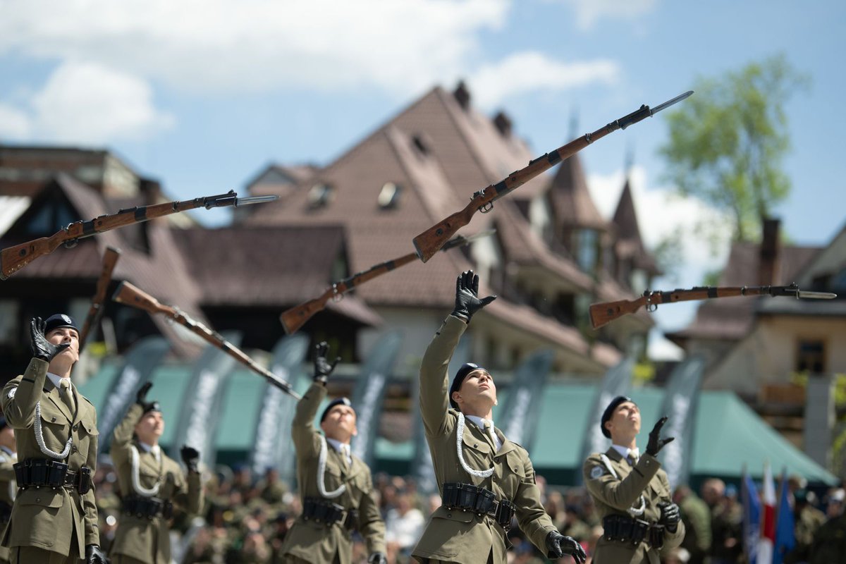 ZolnierzRP's tweet photo. Zwycięzcą 🏆🥇 Ogólnopolskiego Przeglądu Musztry Klas Wojskowych została reprezentacja z Tech. im. Stanisława Konarskiego w Nowym Mieście nad Pilicą. Srebro🥈zgarnęli kadeci z ZSZD w Kielcach, po brąz 🥉 sięgnęli uczniowie ZS nr 2 im. Sybiraków w Nowym Sączu. Gratulacje! https://t.co/MsJg38rJMK