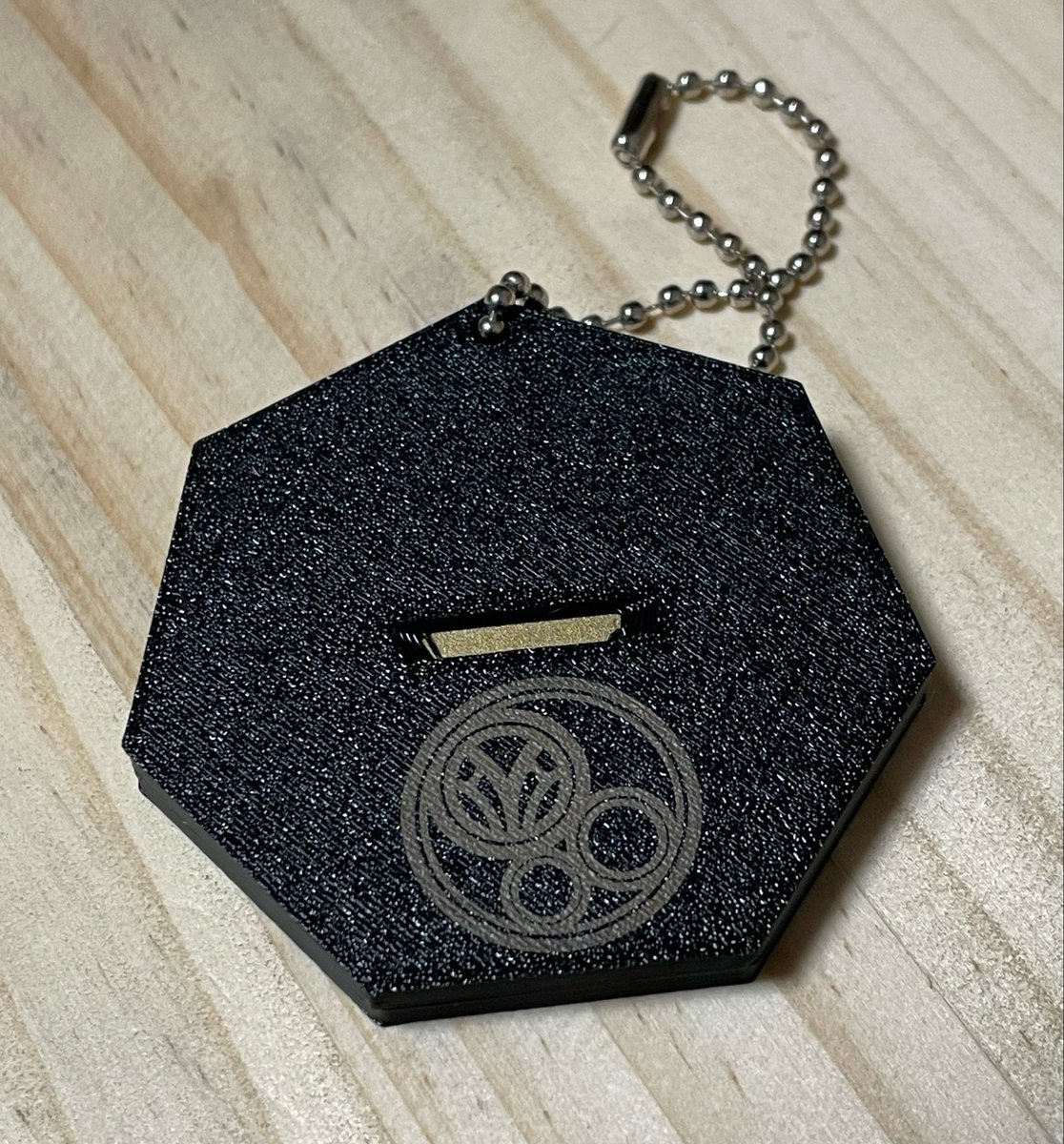 uta2i's tweet photo. 完全に自己満足ですが、台座およびギルド証明ケース作りました。
立てれるしパーツ分けると嵌めてケースにもできる2way仕様を、突貫で設計製作しましたので、全数分付属します。
よろしかったらお手にどうぞ！
新機材導入でウキウキに弄ってたのがこの有様だよ！
7勢力にちなんだ7角形。 https://t.co/ylQ9egTdCh