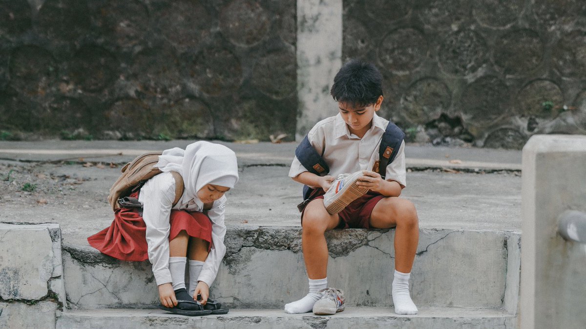 TarizSolis's tweet photo. Nggak banyak film Indonesia yg berhasil mendaur ulang film asing & nggak banyak pula yg mau soroti kehidupan warga kelas bawah tanpa jualan kesedihan. Children of Heaven yg merupakan remake film Iran berjudul sama karya Majid Majidi termasuk yg sedikit itu. Sebuah tontonan drama nan menyentuh hati & jenaka yg membawa kita kembali ke Indonesia era Orde Baru saat masyarakat kepayahan menyambung hidup lantaran bahan pokok melambung tinggi sementara lapangan kerja terbatas.

Dengan setting tersebut, kita dikenalin ke sepasang kakak beradik dari keluarga miskin yg gara-gara satu kecerobohan harus mengenakan sepatu yg sama buat ke sekolah. Tak tega meminta uang ke sang ayah apalagi keluarga mereka masih terlilit hutang & sang ibu pun sakit-sakitan sehingga tak bisa kerja, si kakak pun berinisiatif mengikuti lomba lari dengan misi meraih juara tiga yg hadiahnya sepatu yg akan diberikannya pada si adik.