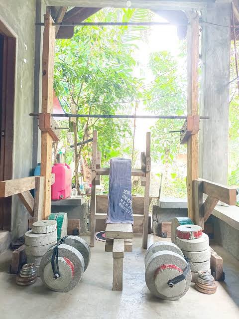 Ewatomiby's tweet photo. Bro to Bro: which one gives the best body??

Local Gym.             Vs.     Modern Gym https://t.co/fGiyx2ynGK