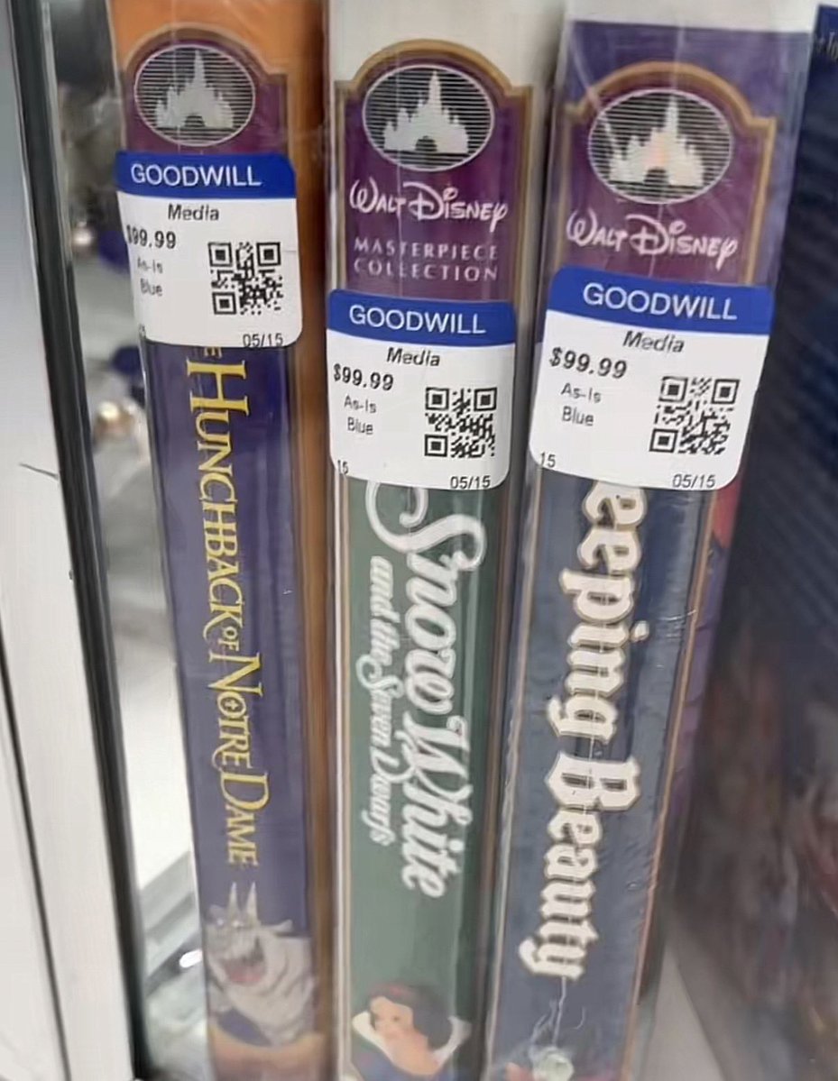 washghost1's tweet photo. Goodwill is tripping https://t.co/pqbtQZXwqG