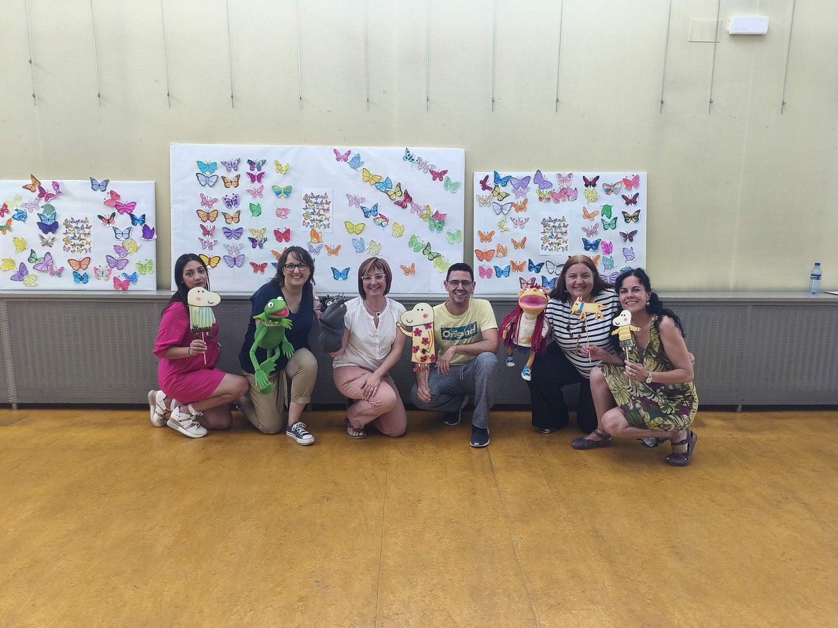RedPajarillos's tweet photo. Esta mañana la Comisión Diversa de la Red Pajarillos ha realizado su actividad en la Semana Cultural, con la representación del cuento El cazo de Lorenzo y dinámicas sobre la diversidad en los centros educativos. #contandolos40 https://t.co/C6A8vpJNRs