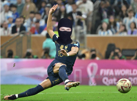 UmaKidnapper's tweet photo. << Out of literally nowhere, UmaNapabappé just shows up and just volleys the ball right at them, but it was just a pass for a two-gun volley kick headed from IsagiNapperichi straight for the Silver Collector... Rapidly, the ball heads towards them. >> https://t.co/Y26NAxN5Le