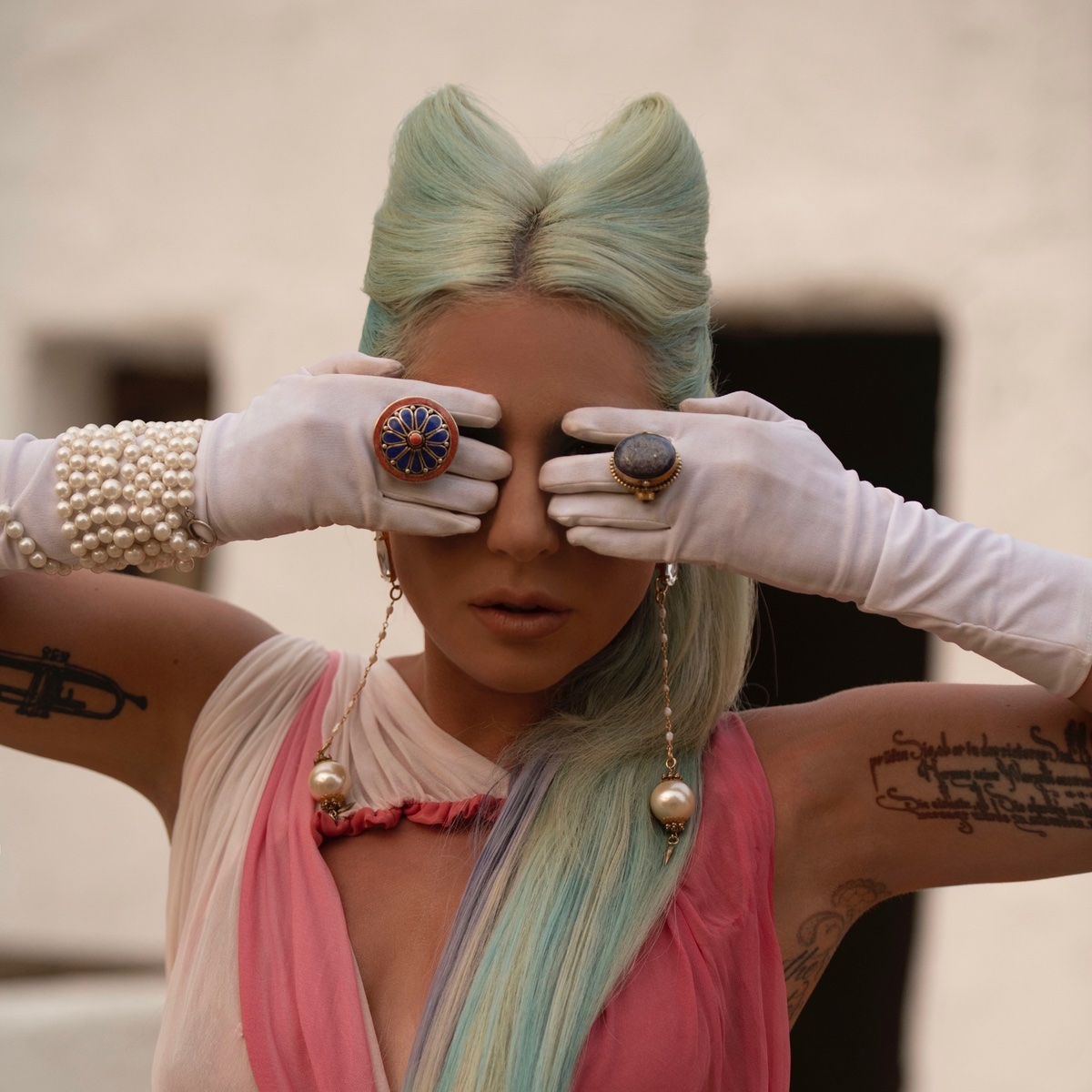 RDTLadyGaga's tweet photo. CAN DANCE MUSIC HEAL? ⚔️💓

Há exatamente 6 anos, Lady Gaga triunfava sobre seus traumas na pista de dança com seu sexto álbum de estúdio, “Chromatica”. 

Explorando temas como superação, saúde mental e escapismo, o álbum se tornou um verdadeiro marco do pop durante a pandemia, ajudando muitos a enfrentar o isolamento e a ansiedade em um momento tão difícil. 

Qual é a sua melhor memória dessa era?