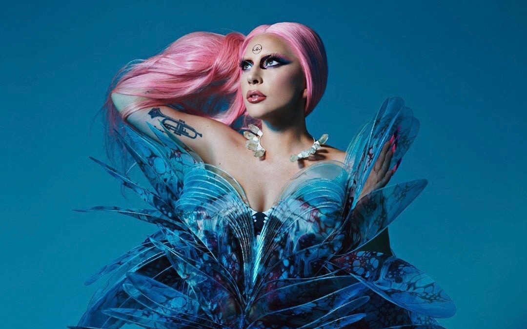 RDTLadyGaga's tweet photo. CAN DANCE MUSIC HEAL? ⚔️💓

Há exatamente 6 anos, Lady Gaga triunfava sobre seus traumas na pista de dança com seu sexto álbum de estúdio, “Chromatica”. 

Explorando temas como superação, saúde mental e escapismo, o álbum se tornou um verdadeiro marco do pop durante a pandemia, ajudando muitos a enfrentar o isolamento e a ansiedade em um momento tão difícil. 

Qual é a sua melhor memória dessa era?
