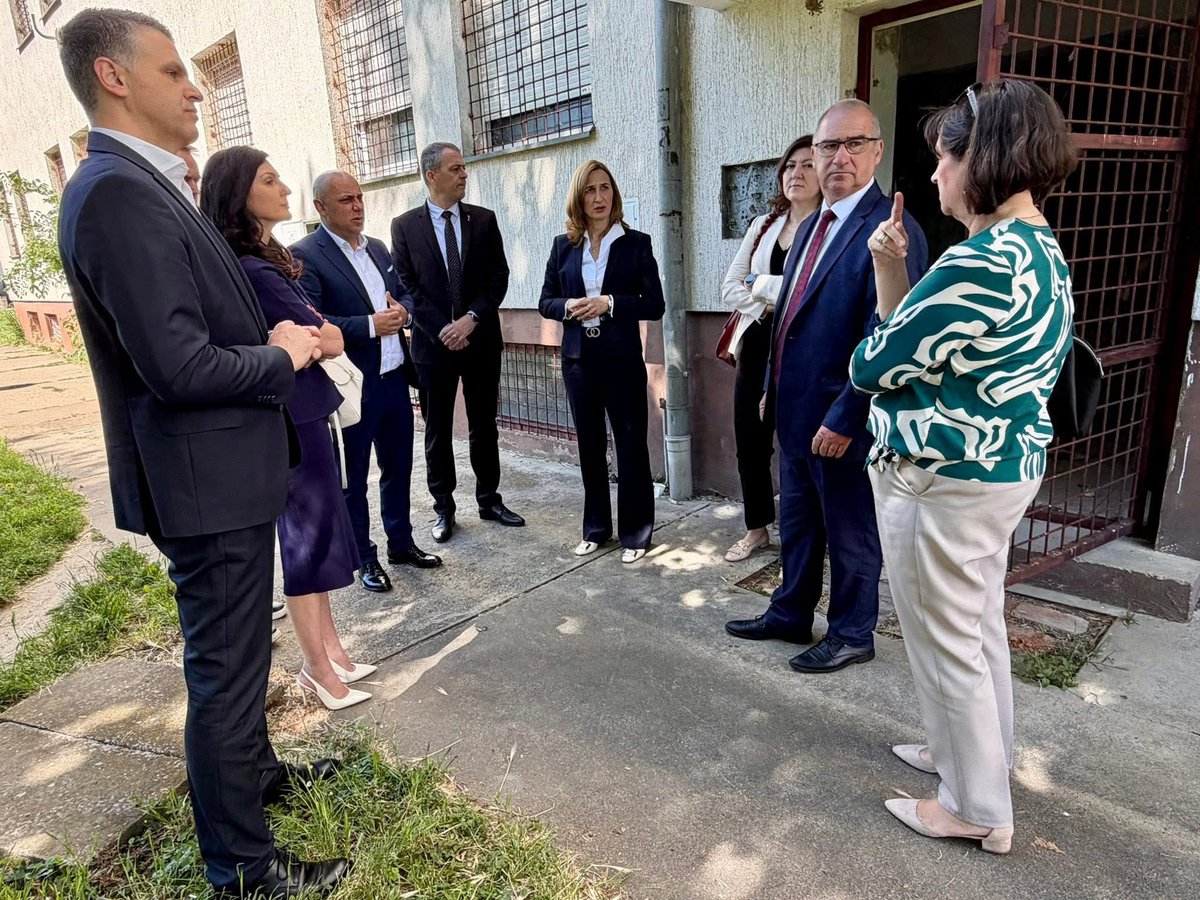 ivan_bosancic's tweet photo. Danas smo ugostili ministricu Natašu Mikuš Žigman. Prioriteti su nam obrazovanje i dostojanstvena starost. Kroz 40 mil.💶vrijedan ITU mehanizam obnavljamo Grand hotel u Vukovaru i završavamo bazene u Vinkovcima.Hvala @VladaRH i našoj Razvojnoj agenciji na projektima od 98mil.💶🇭🇷 https://t.co/XxQNnKnHLN