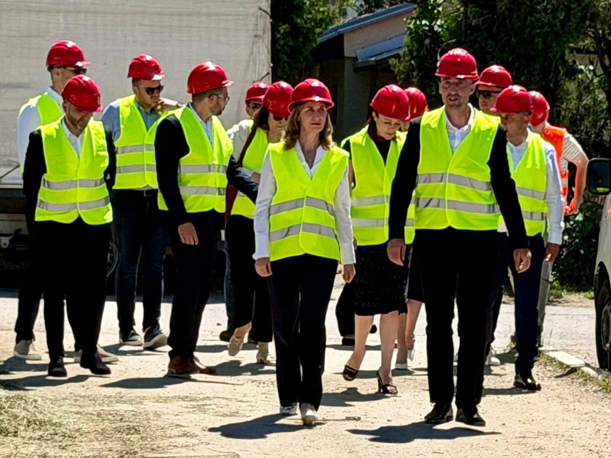 ivan_bosancic's tweet photo. Danas smo ugostili ministricu Natašu Mikuš Žigman. Prioriteti su nam obrazovanje i dostojanstvena starost. Kroz 40 mil.💶vrijedan ITU mehanizam obnavljamo Grand hotel u Vukovaru i završavamo bazene u Vinkovcima.Hvala @VladaRH i našoj Razvojnoj agenciji na projektima od 98mil.💶🇭🇷 https://t.co/XxQNnKnHLN