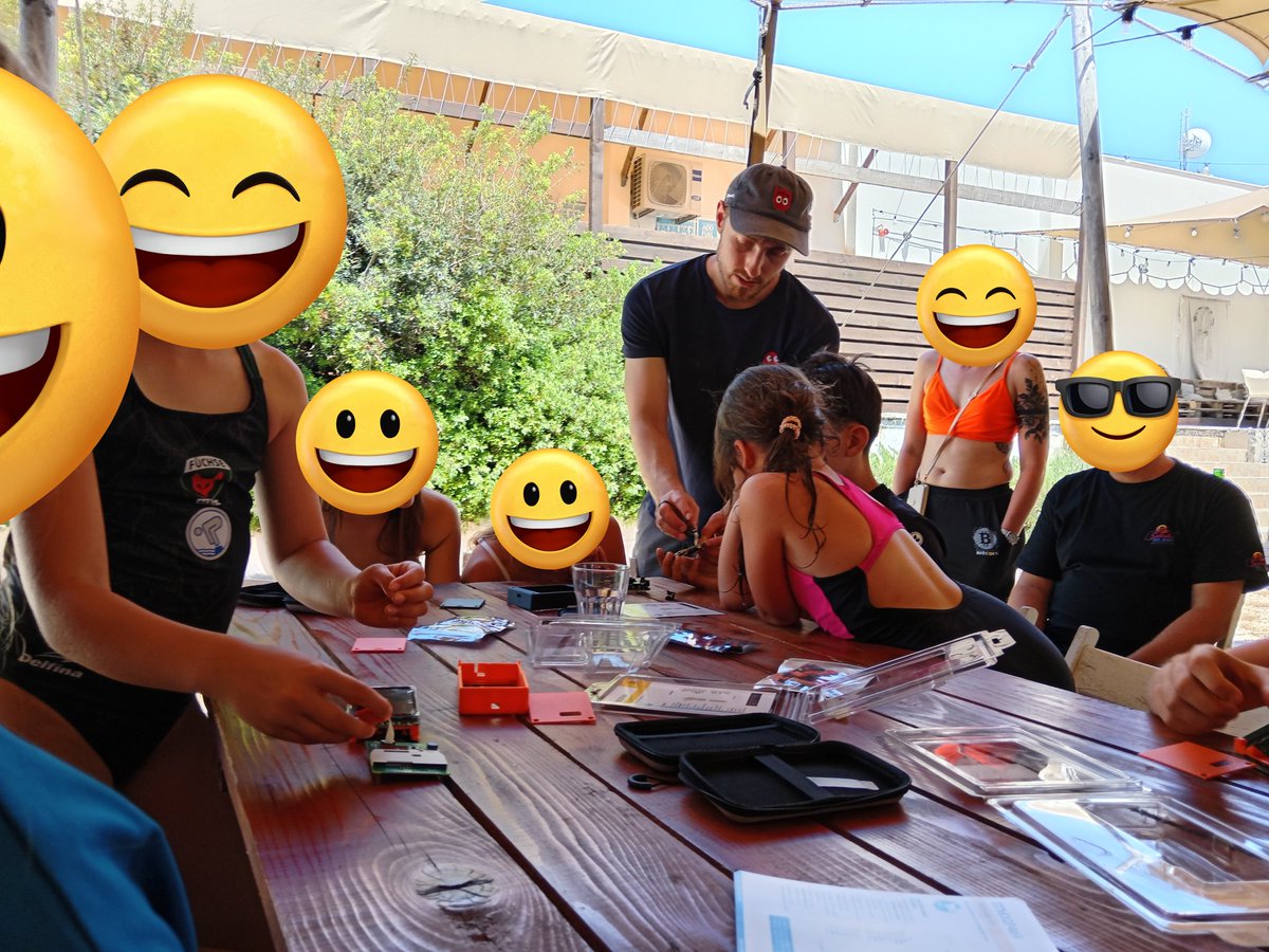 ClavaStack's tweet photo. 11 Kinder zwischen 6 und 13 durften auf der @BTCZitadelle vier Specter Hardware Wallets zusammenbauen.

Jeder Gruppe hat am Ende eine eigene Hardware Wallet bekommen. Jeder einzelne eine eigene Smartcard. 

Nach dem Workshop können sich die Kids jetzt eine Hardware Wallet teilen. https://t.co/M1u3OeoHHi
