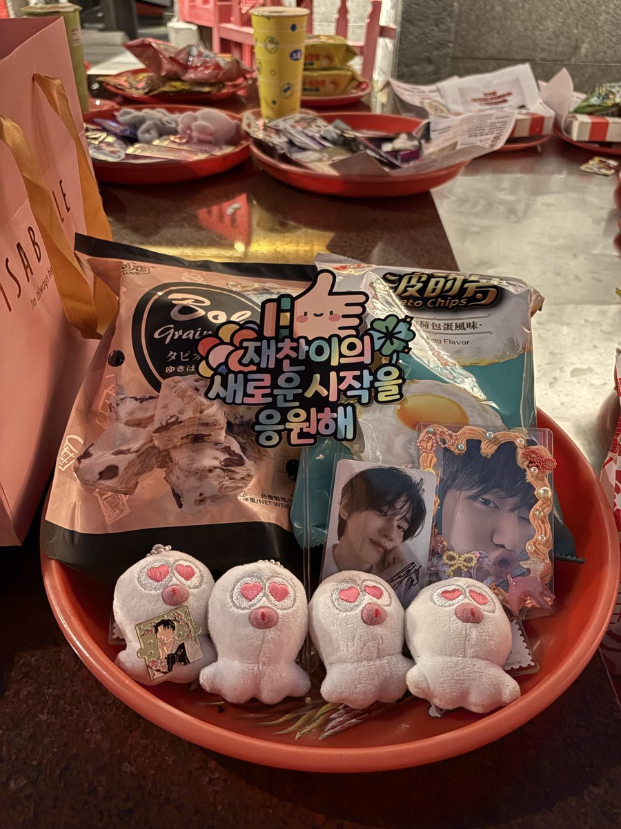sajaezzang's tweet photo. 용산사 갔다가 흥미로운 문화체험 ㅋ
대만사람들이 타그룹 티켓팅 소원 빌고 있어서 부랴부랴 대만 추천과자 사서 재찬이 새로운 시작을 응원하고 옴 😘
앞으로 더 더 잘 되자~ 재찬아 💜 https://t.co/48rE2TGYGE