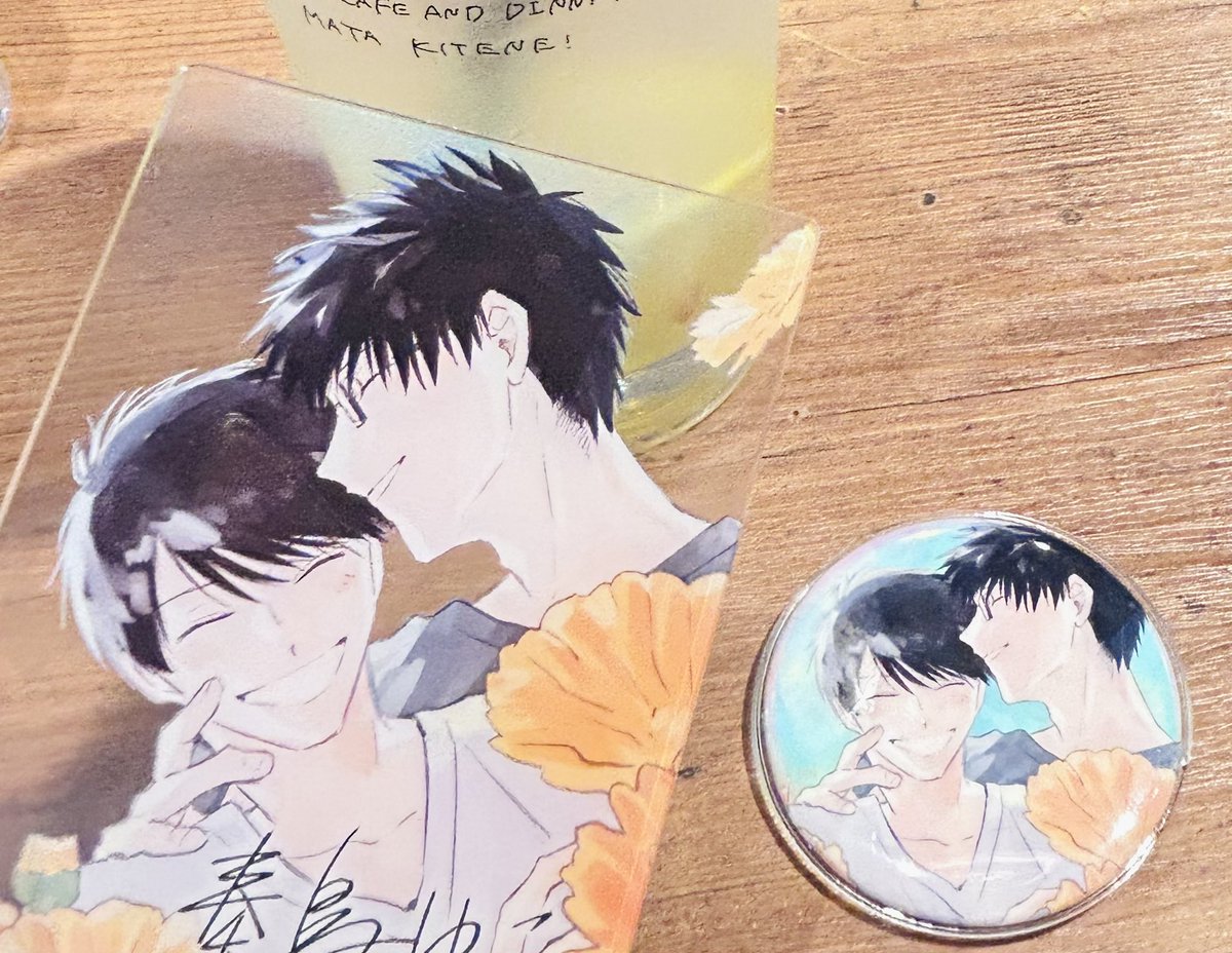 senbom1's tweet photo. 前回(2023)缶バだった素敵イラストがクリアカードに♡
また明日会えるよーーー！📣
手に取るとより分かるけど背景の空色がちゃんと印刷されてるの　他先生のイラストもほんとに綺麗で、(完売品もあるけど)クリアカードおすすめです☺️
#ブルメロ展2026 https://t.co/B6ksuo7eJf