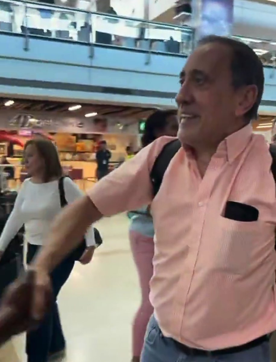 SonPolemicas's tweet photo. Estos Escuálidos payasos montan show en el aeropuerto diciendo que regresan del "exilio".
A los verdaderos exiliados los sacan a medianoche de sus casas y los meten a la fuerza en un avión para que se vayan.
Los "exiliados" de Venezuela van a la línea aérea y compran su pasaje ¿? https://t.co/loMWIikFap