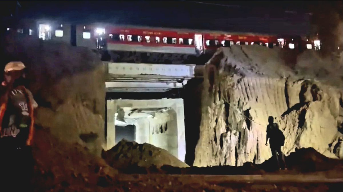 Railwhispers's tweet photo. As per sources, @GM_CRly approve drawings for insertion of #RH girders for #LHS works in which side slope are shown cut to 1:1 slope.However to reduce the amount of backfill required while removing RH girders—there’s a tendency to cut soil vertically—this is bound to slip & fall. https://t.co/kthpEeIL0a